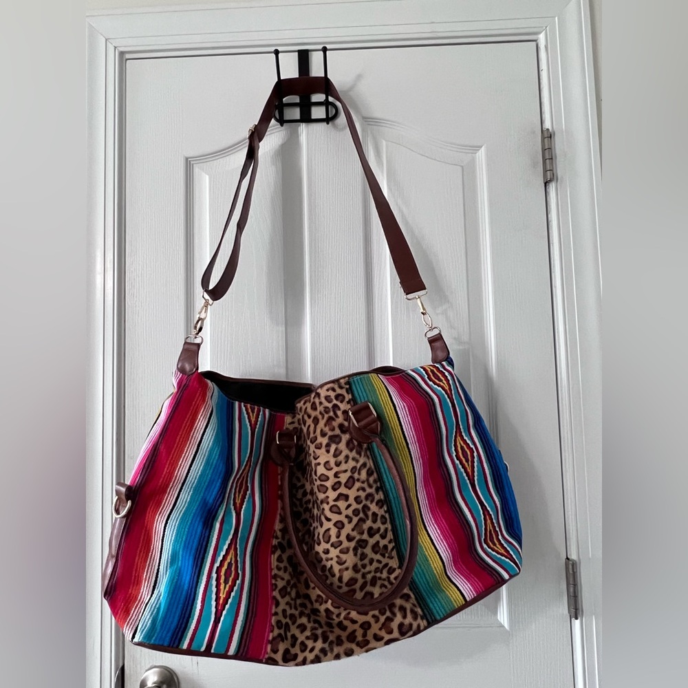 N’gil large tote bag with adjustable strap. Vivid colors and animal print.
